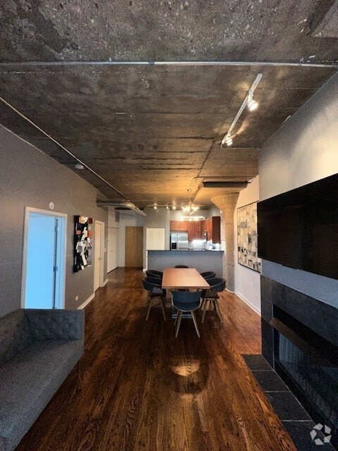 Building Photo - 1001 W 15th St Unit 220 Rental