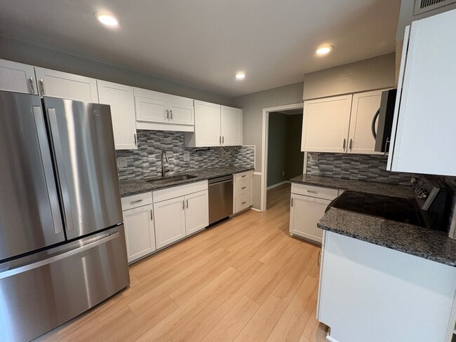 Building Photo - Beautiful End-Unit Townhome with Modern Updates & Private Backyard