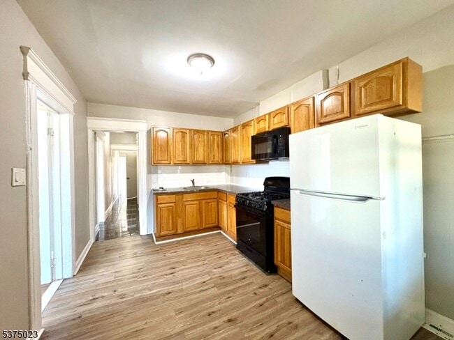 Building Photo - 96 Quitman St Unit 3 Rental