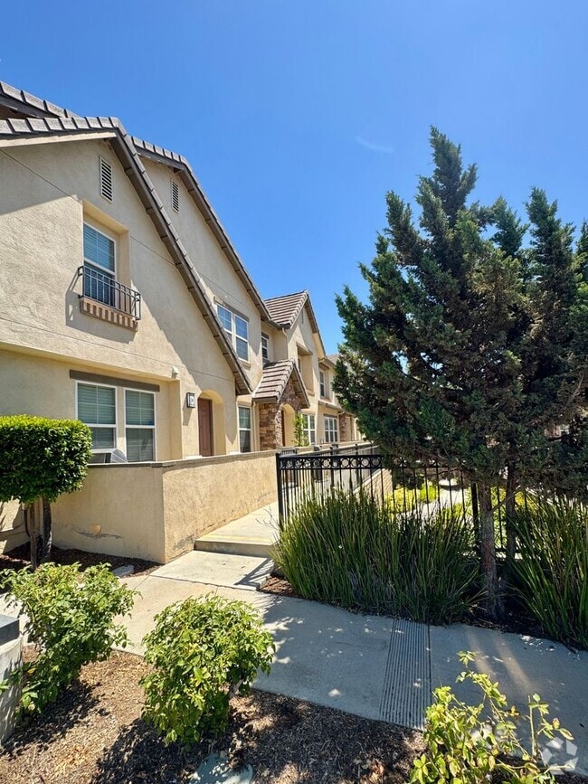 Building Photo - Remodeled Town home in Simi Valley
