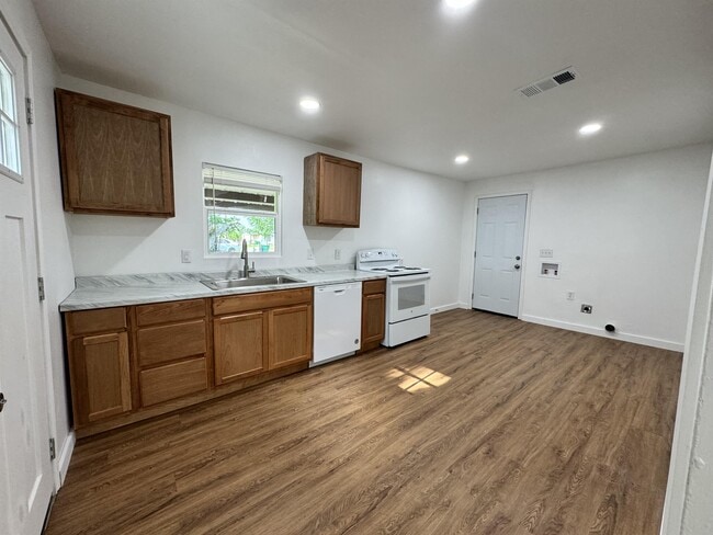 Photo - 719 E College St