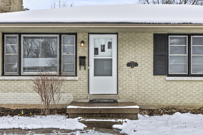 Photo - 257 Zandale Dr