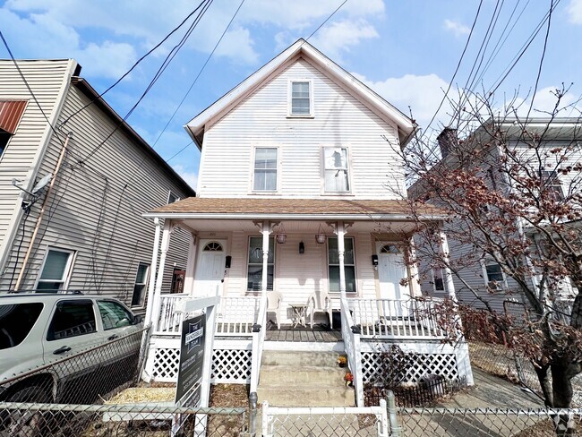 Building Photo - 371 Nichols St Rental