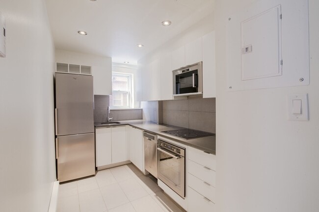 Building Photo - 4557 Rue Sherbrooke O Unit 12
