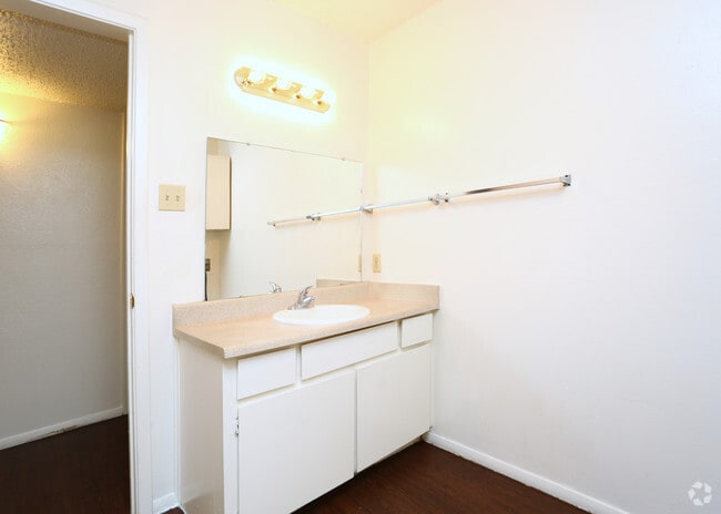 2BD,2BA - 1045 SF
