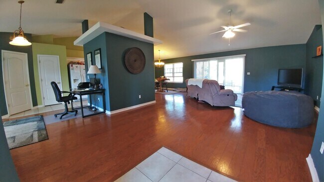 Photo - 6568 Fern St