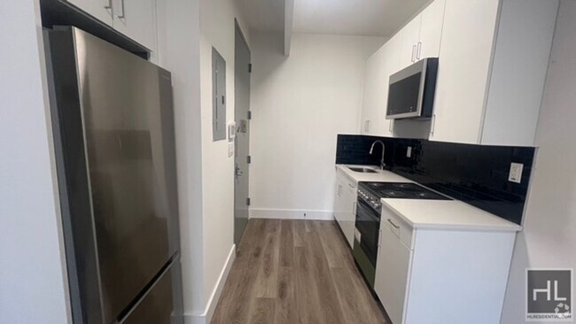 Building Photo - FRESHLY GUT RENOVATED LARGE 1 BEDROOM ROGE... Unit 2F Rental