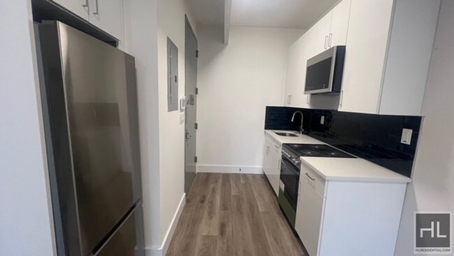 FRESHLY GUT RENOVATED LARGE 1 BEDROOM ROGE... - FRESHLY GUT RENOVATED LARGE 1 BEDROOM ROGE... Apartment Unit 2F