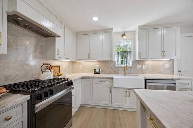 Photo - 1410 E 32nd 1/2 St