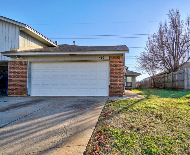 Photo - Comfort, Charm & Convenience in This Edmond Duplex