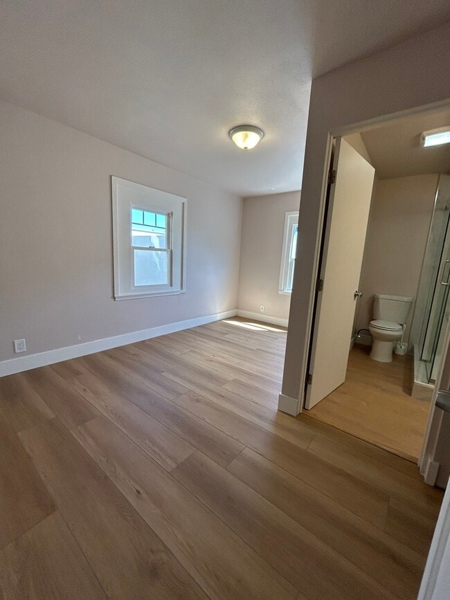 Segundo dormitorio con baño privado - 820 Jackson St