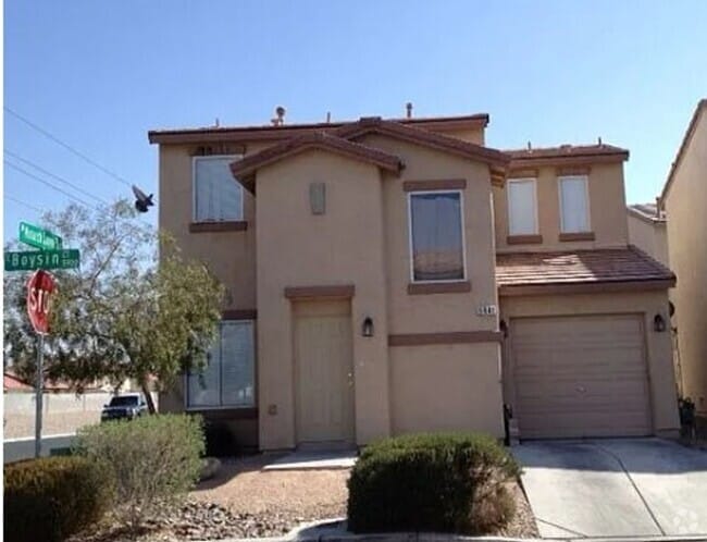 Building Photo - Beautiful 2 bedroom townhouse with garage