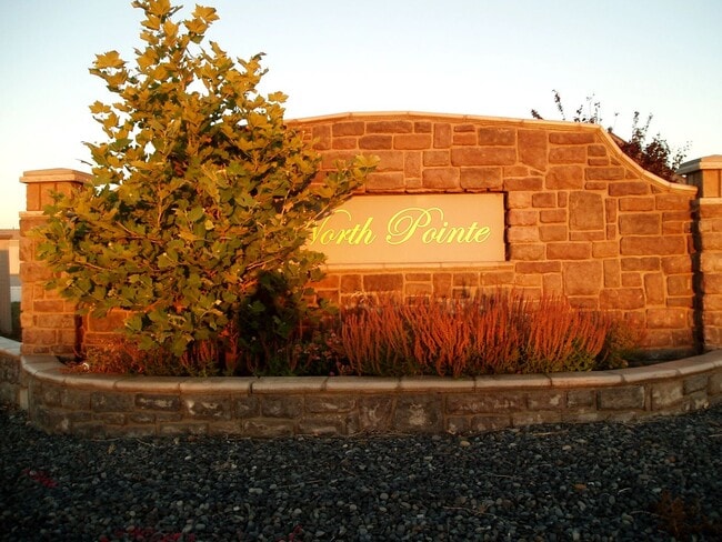 Building Photo - Great 2 Bedroom 1 Bathroom home in North Pointe!