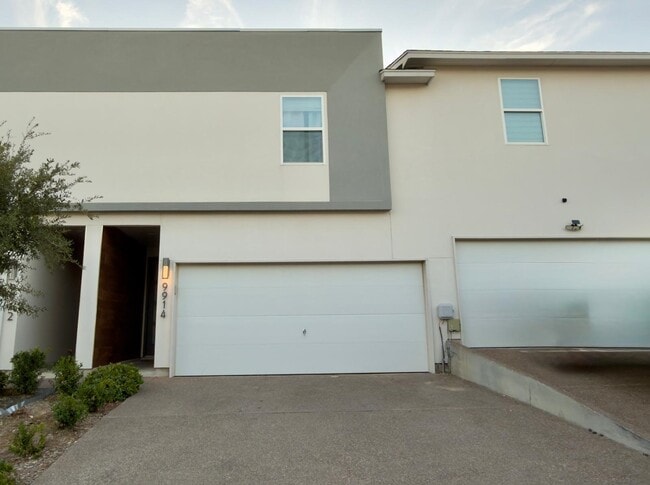 Building Photo - 9914 Kaspar Dr Unit 9914