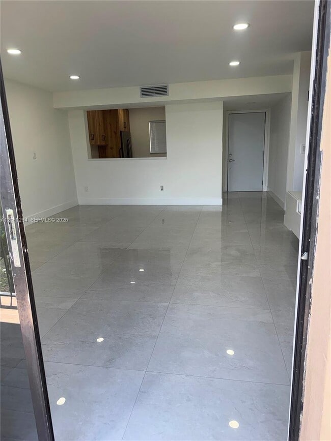 Photo - 8635 NW 8th St Unidad 413
