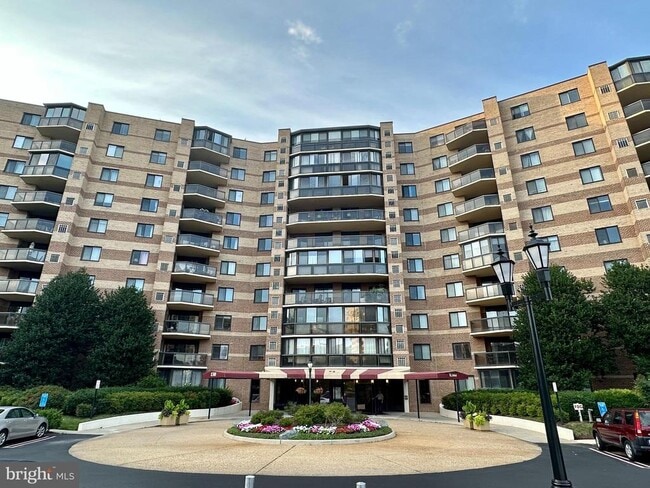 Building Photo - 8380 Greensboro Dr Unit 925 Rental