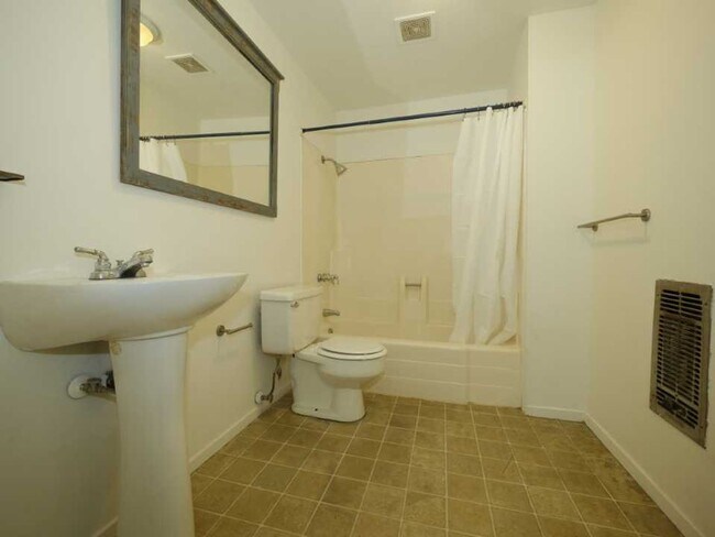 Photo - 8285 Clark St
