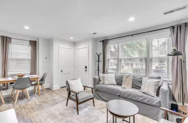 Photo - 5053 Walker St