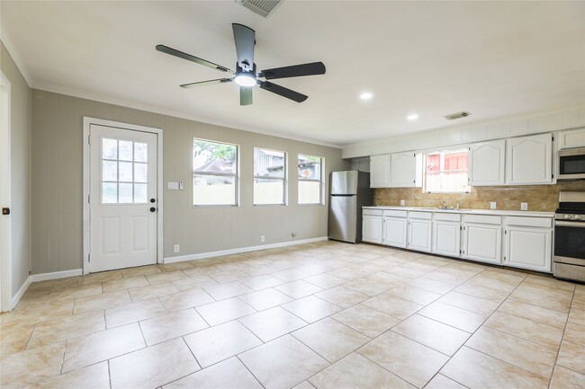 Photo - 704 W Willis St