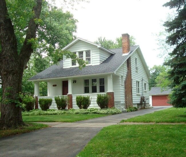 Building Photo - 1123 Midland Blvd Unit Upper