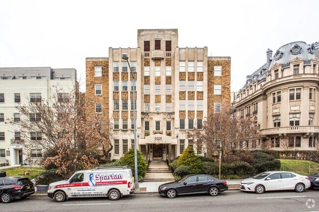 Building Photo - Spacious Studio Across from Meridian Hill ... Rental