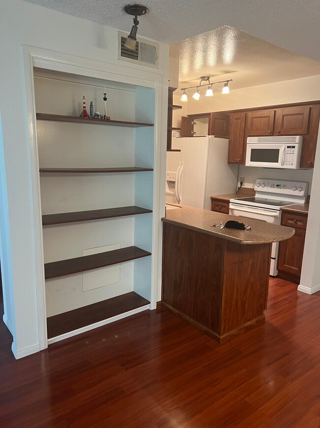 Building Photo - 5120 Raintree Cir Unit 5120 Rental