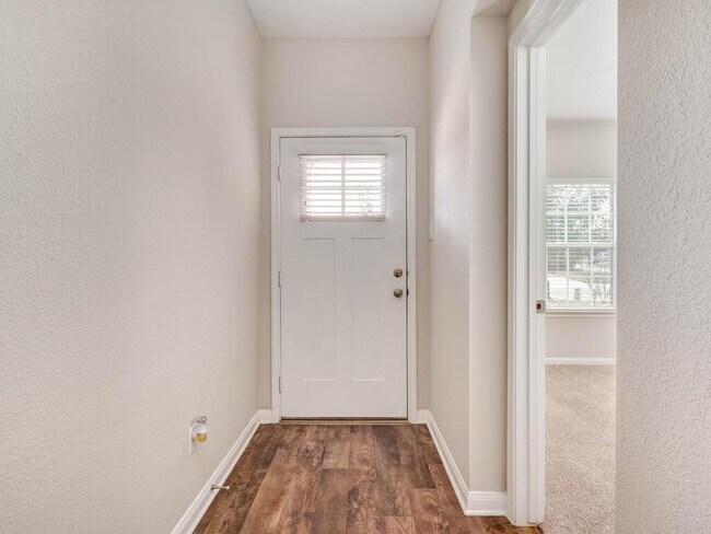 Photo - 688 Donegal Ln