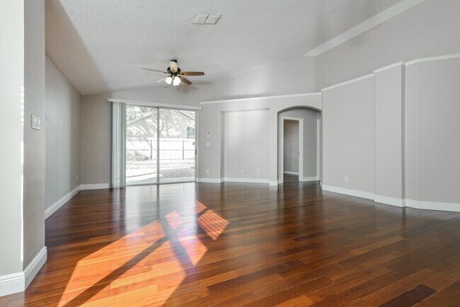 Photo - 2161 Fennell St