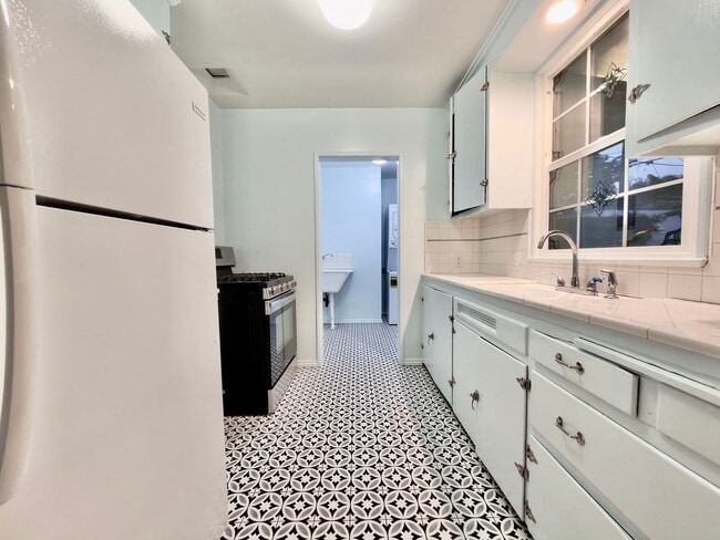 Building Photo - 1232 Ridgeley Dr Unit .5