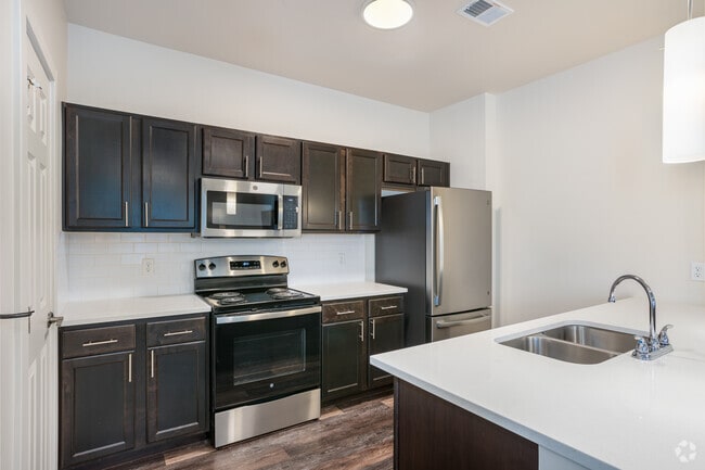 1BR, 1BA - 754SF - Kitchen - Village at Thorncreek