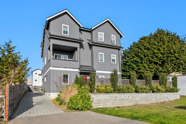 Building Photo - 2Bd/1.75Ba Seattle Condo Unit 2