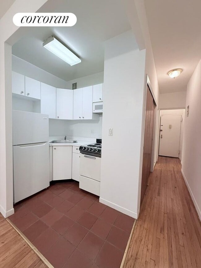 Photo - 117 W 58th St