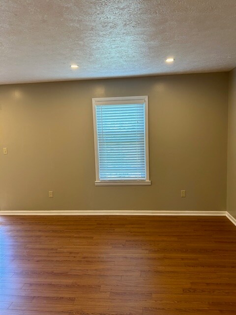 Combo sala y comedor 24 x 14 - 115 Villa Dr