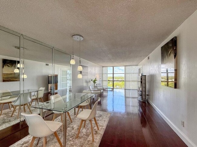 Building Photo - 800 Parkview Dr Unit 823
