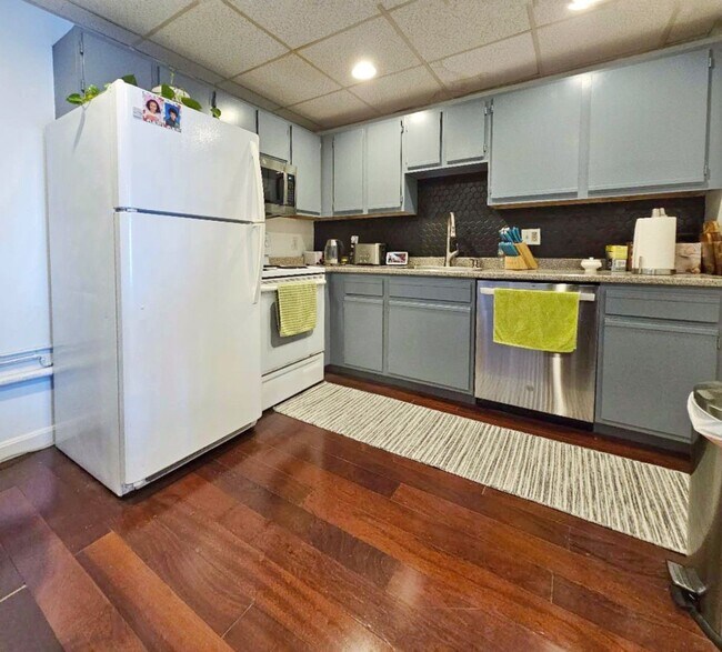 Building Photo - Large 1 bed 1 bath condo with elevator, washer and dryer in unit. assigned parking, well managed ...