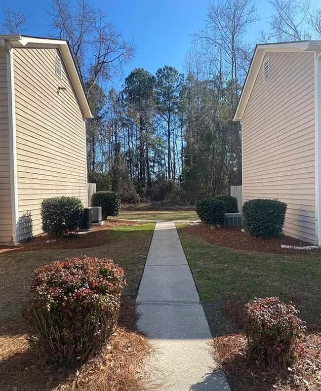 Side walk to entrance - 2220 Woodridge Ln Unit K