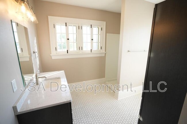 Photo - 519 E 3rd St