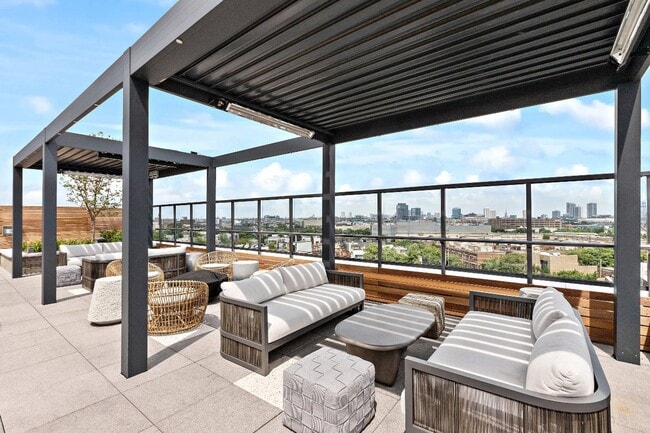 Photo - Nevele22 - 1122 W Chicago