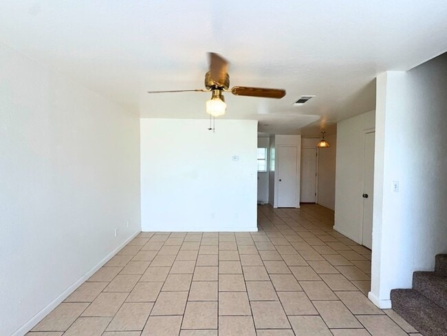Building Photo - 807 W Walnut St Unit C2
