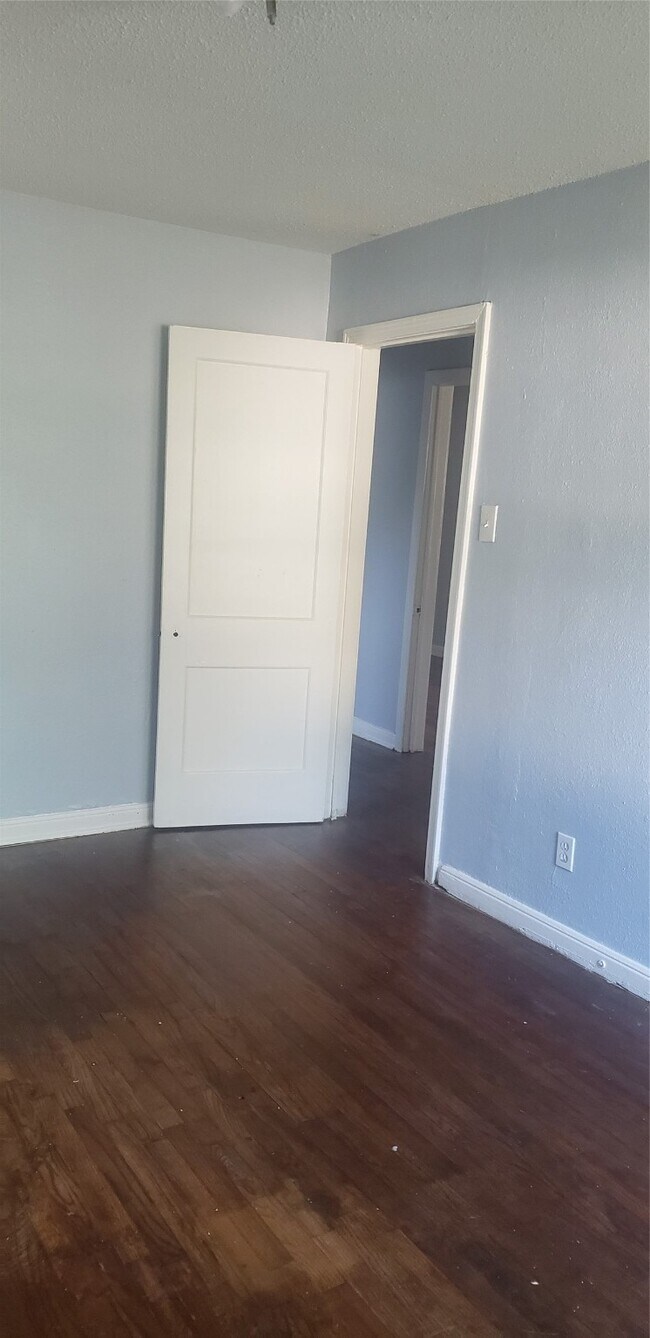 Photo - 7010 England St