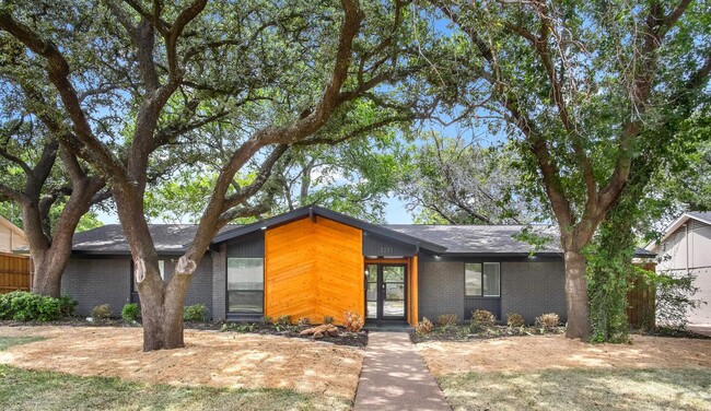 Bright Northwest Dallas home on large quar... - Bright Northwest Dallas home on large quar...