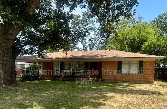 Building Photo - 3235 Caroline Dr