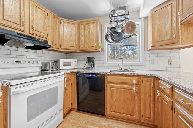 Photo - Spacious 3 bedroom, 2 1/2 bathroom duplex