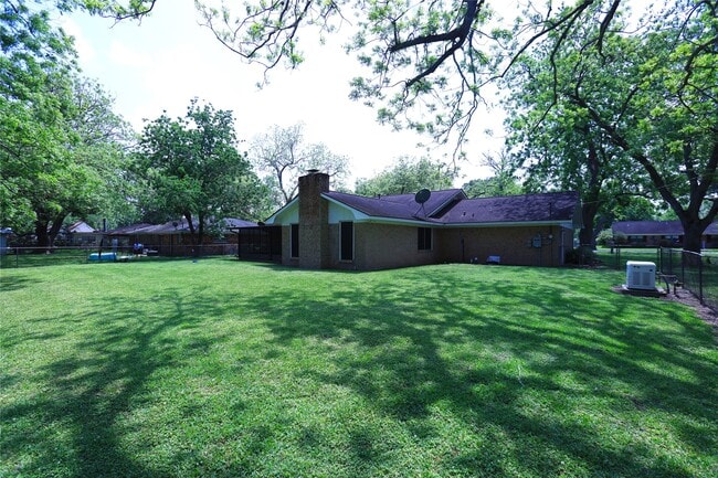 Building Photo - 115 Irwin Rd