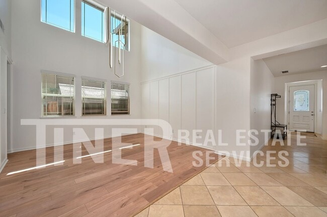 Photo - 2469 Kinsella Way