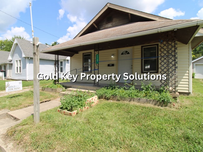 Fully Updated 2 BR 1 BA House with Covered... - Fully Updated 2 BR 1 BA House with Covered...