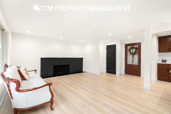 Photo - 1121 E Guiberson St