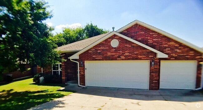 Building Photo - Large 4BD 3BA home located in a great Norm...