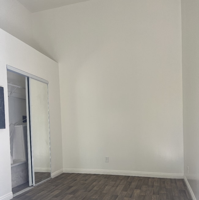 This is studio space with high ceiling - 640 Cavanagh Rd Casa