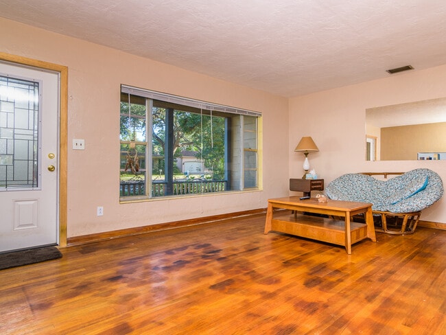 Photo - 3136 W EUCLID AVE N